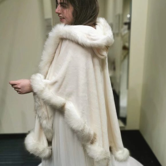 Red faux fur hooded shawl - Picture 1 of 12